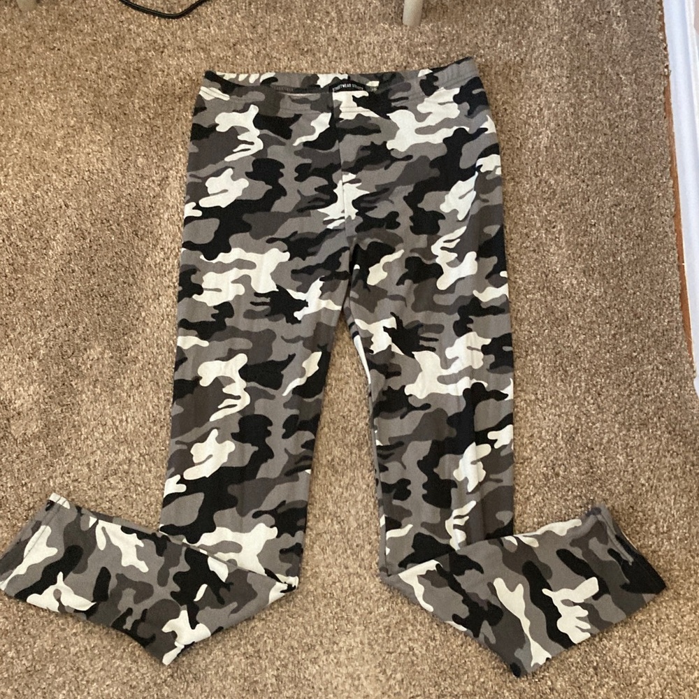 Streetwear Society Black and Gray Camouflage Leggings